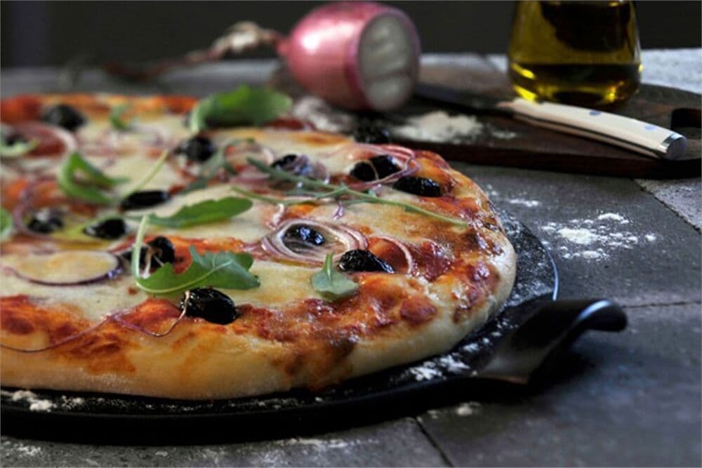 EMILE HENRY Керамична плоча за пица „SMOOTH PIZZA STONE“ – Ø 36,5 см – цвят черен