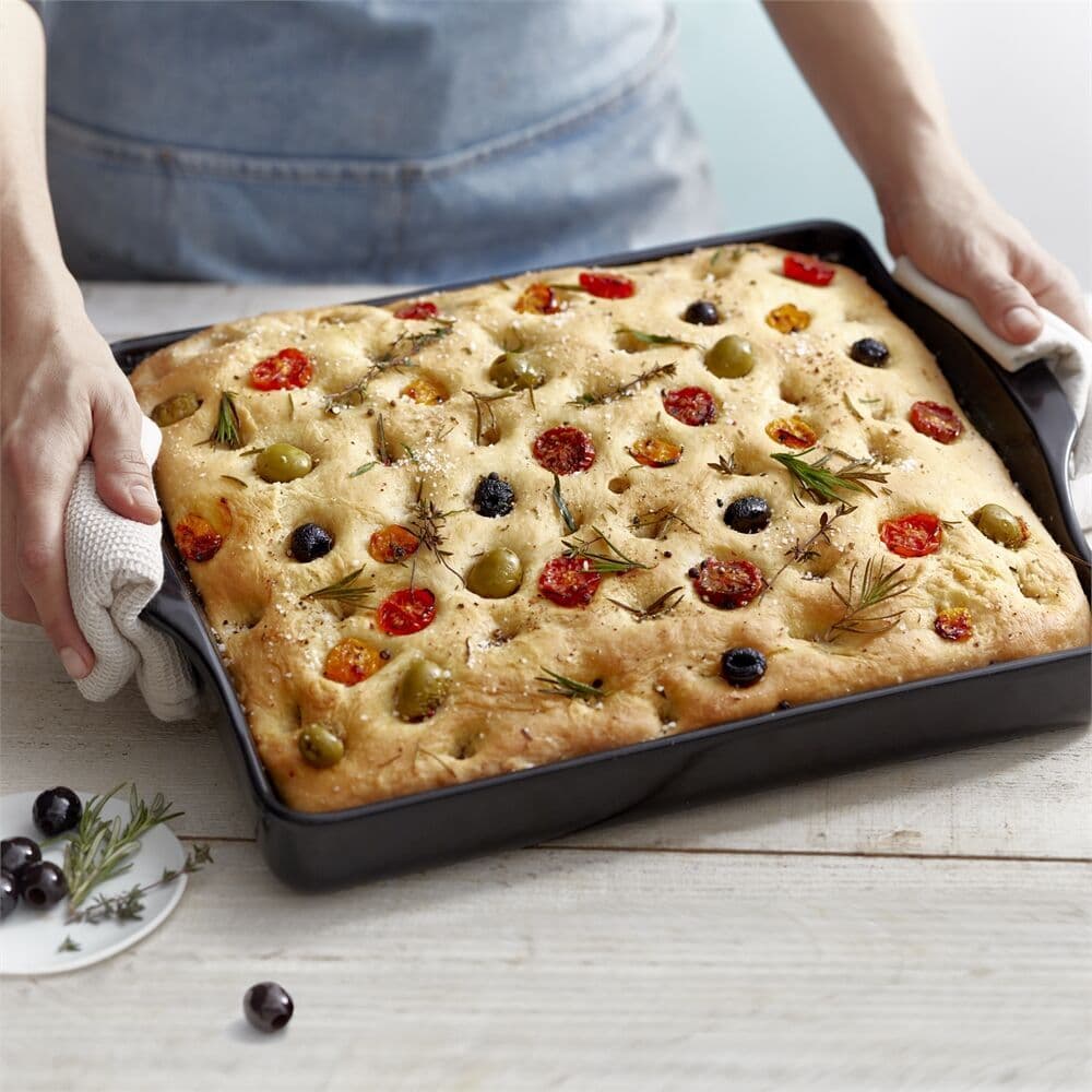 EMILE HENRY Керамична форма за печене на фокача „FOCACCIA BREAD BAKER“  – 40х31 см – цвят черен