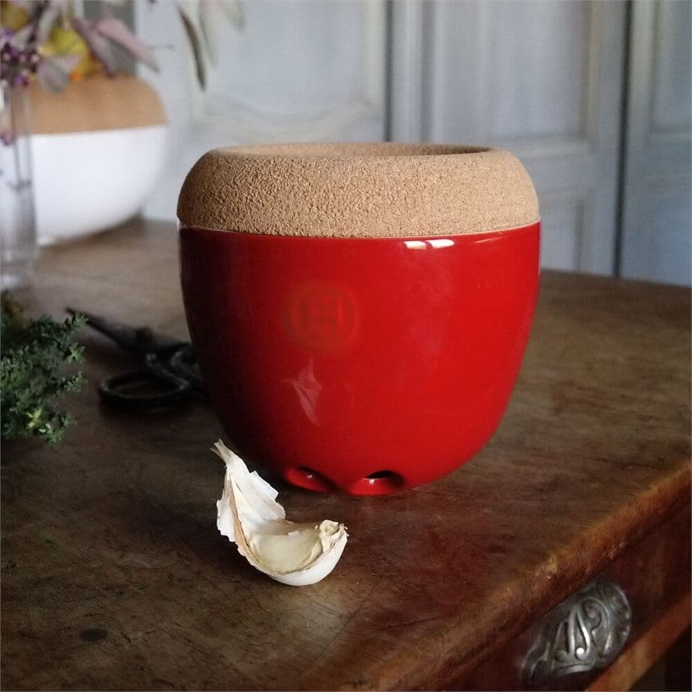 EMILE HENRY Керамичен канистер за чесън с капак „GARLIC POT“ – Ø 14,5 см – цвят екрю