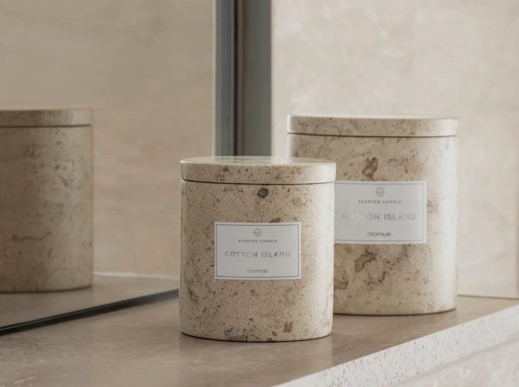 BLOMUS Ароматна свещ FRABLI, размер S – аромат Cotton Island – цвят Travertine