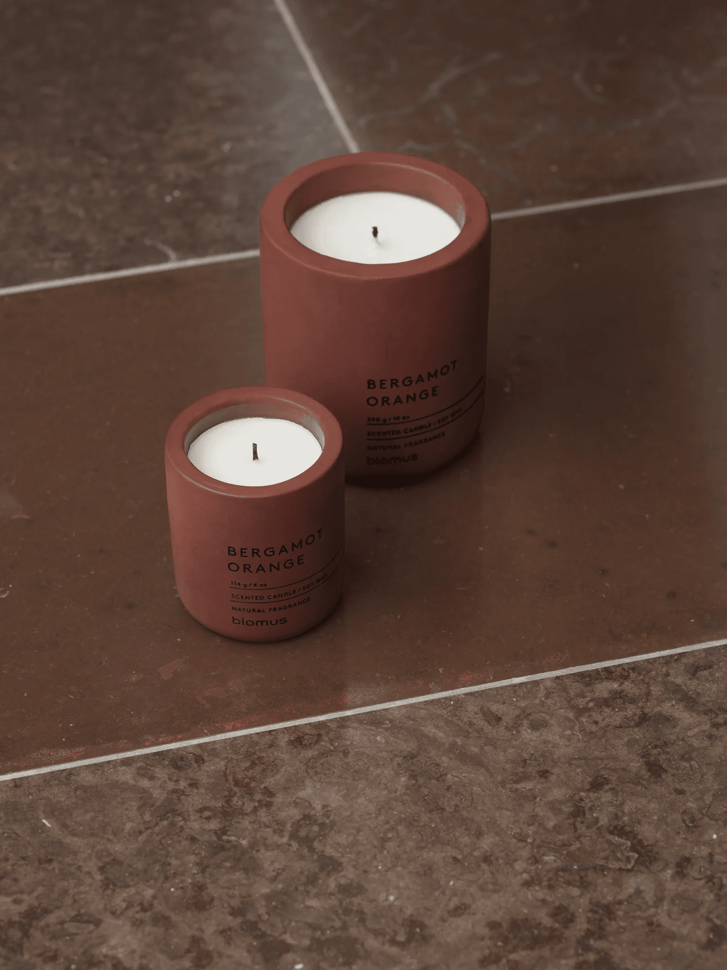BLOMUS Ароматна свещ FRAGA размер S – цвят Cedar Wood – аромат Bergamot Orange