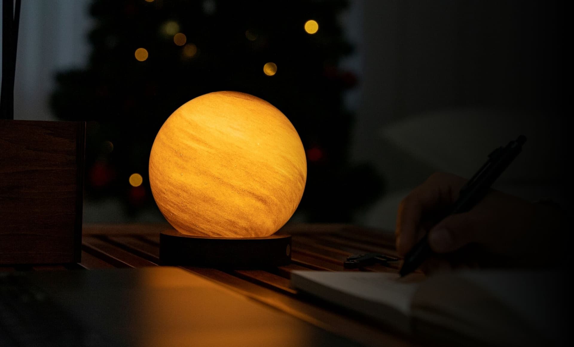 GINGKO Смарт лампа “AstraGlass“ пясъчна буря – размер L