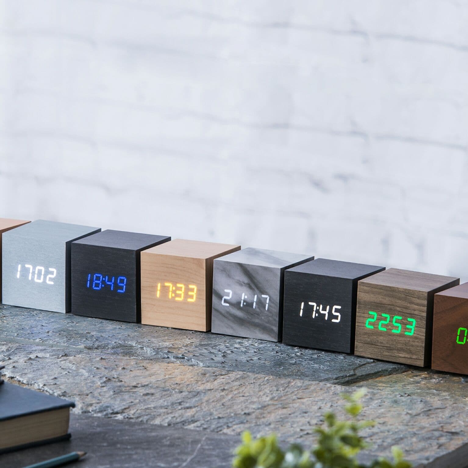GINGKO Часовник с термометър “CUBE“ – черно дърво с бели цифри