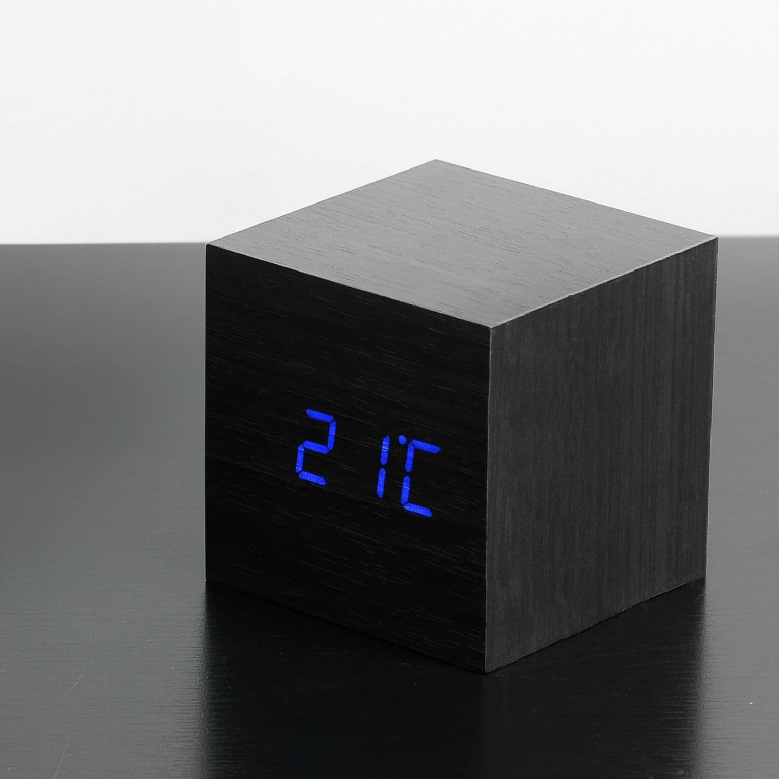 GINGKO Часовник с термометър “CUBE“ – черно дърво със сини цифри
