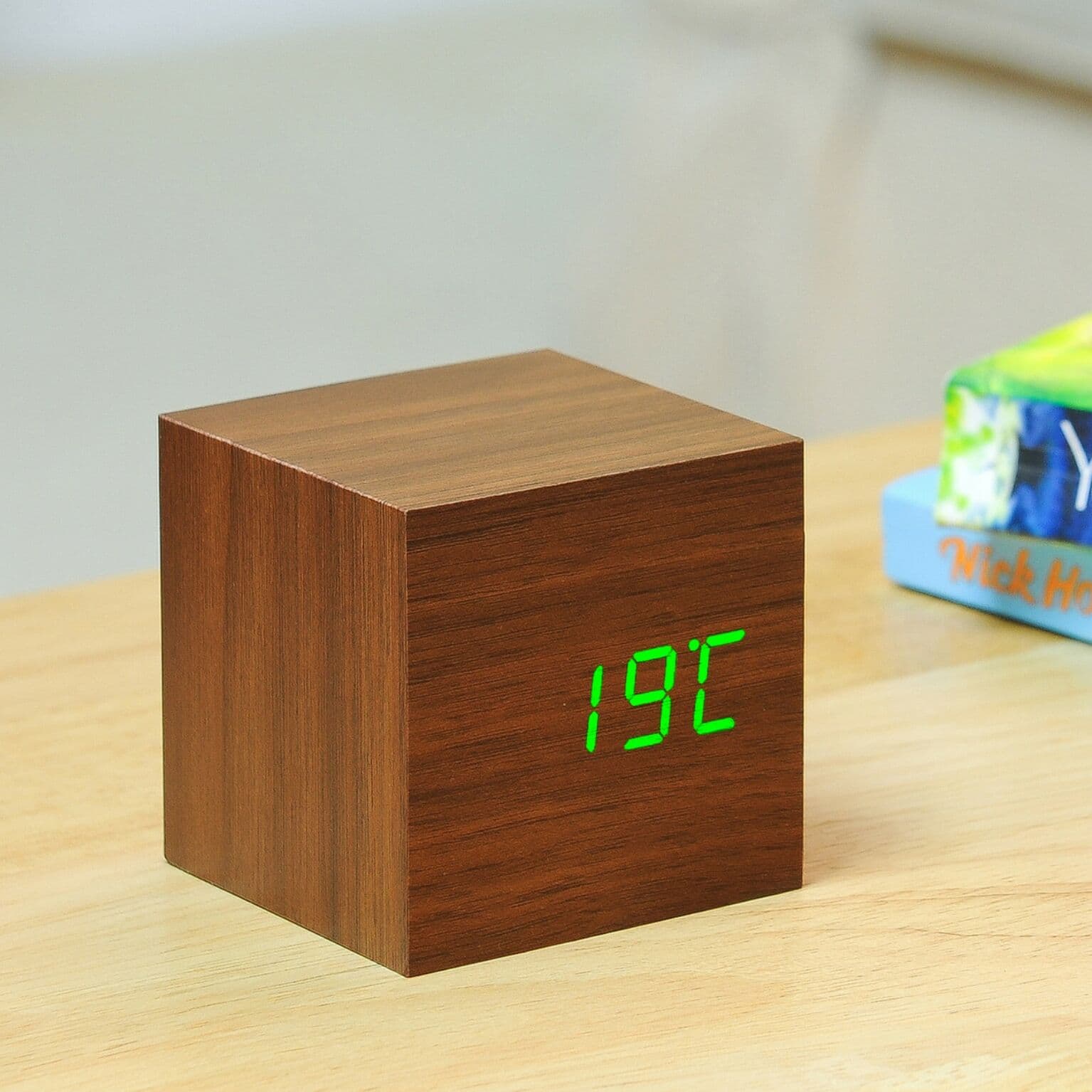 GINGKO Часовник с термометър “CUBE“ – орехово дърво със зелени цифри