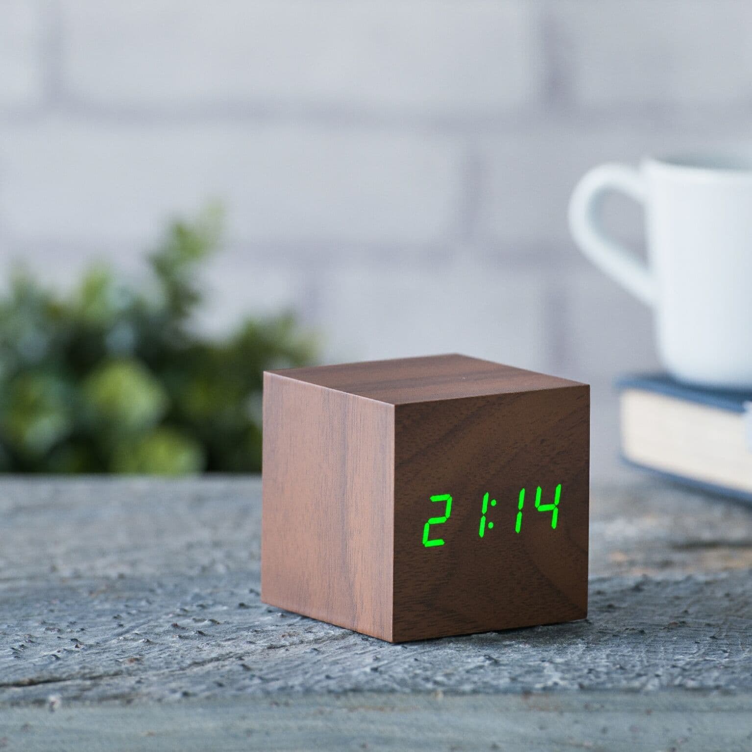 GINGKO Часовник с термометър “CUBE“ – орехово дърво със зелени цифри