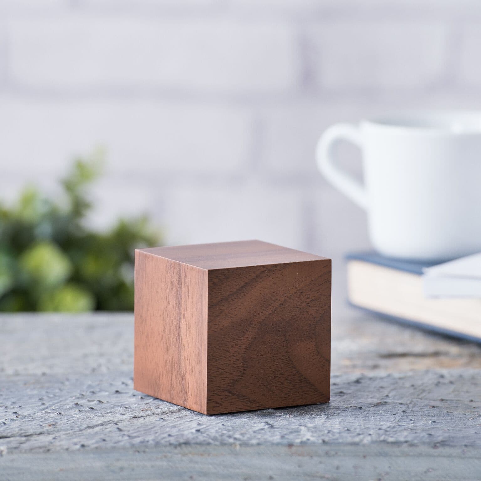GINGKO Часовник с термометър “CUBE“ – орехово дърво със зелени цифри