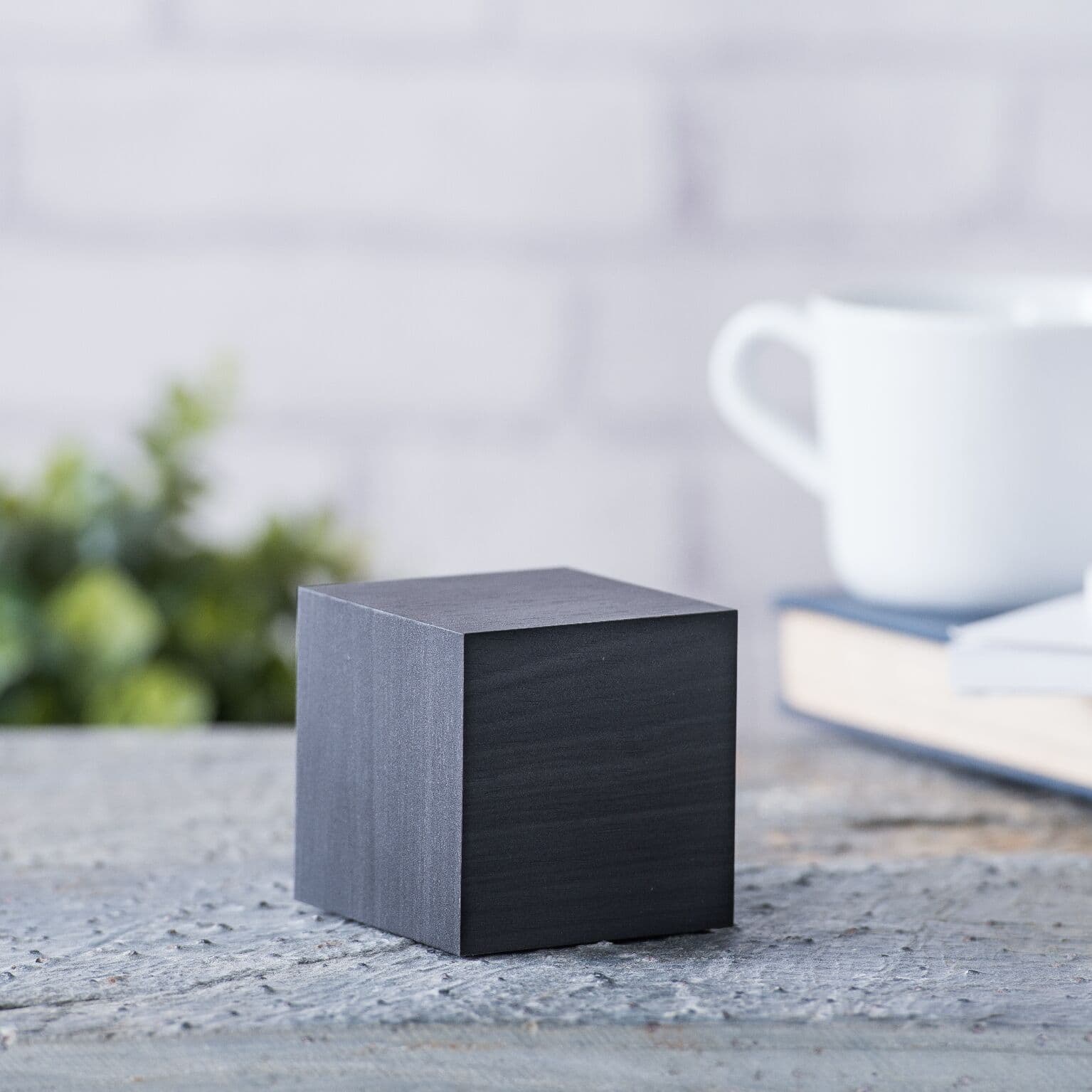 GINGKO Часовник с термометър “CUBE“ – черно дърво с бели цифри
