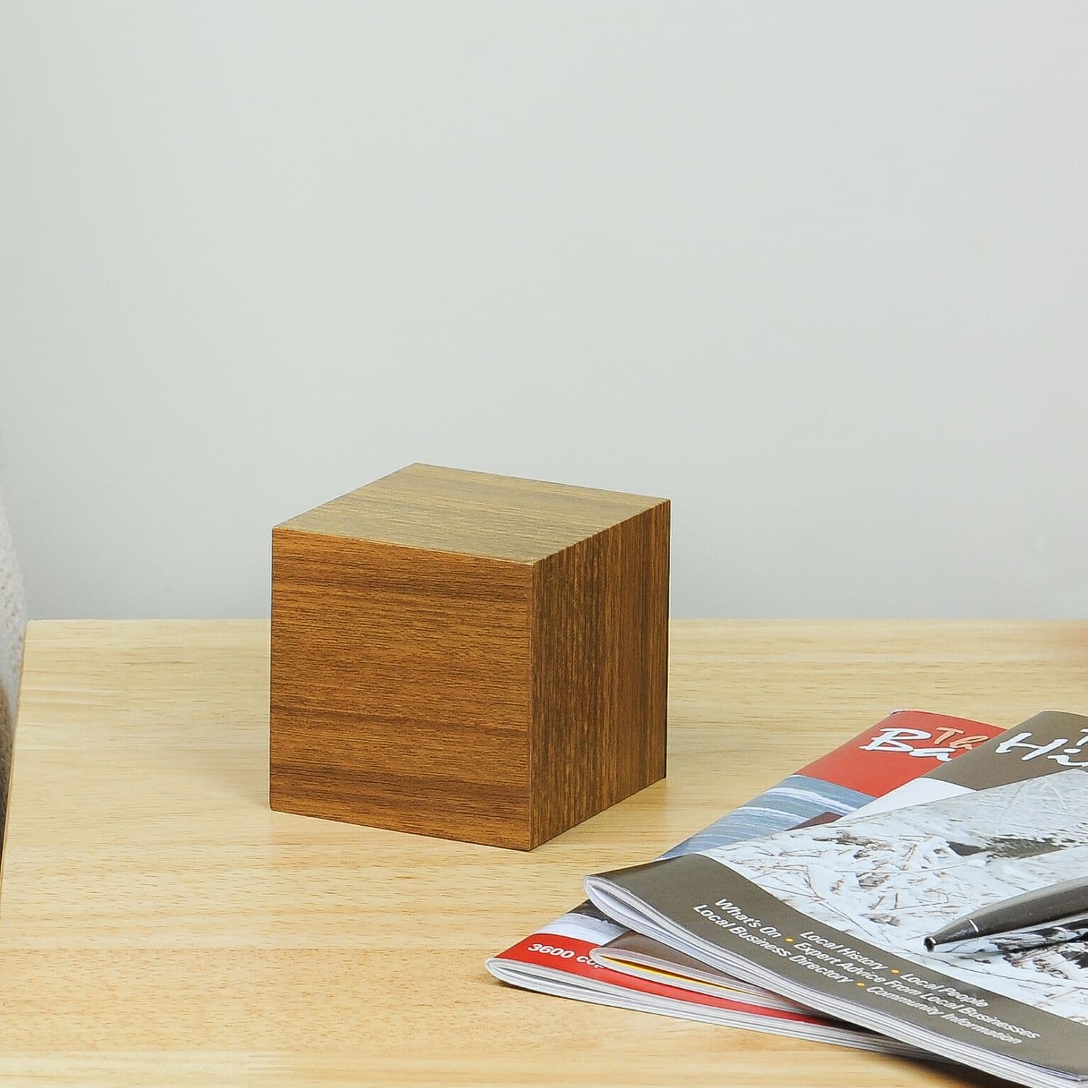 GINGKO Часовник с термометър “CUBE“ – тиково дърво с червени цифри