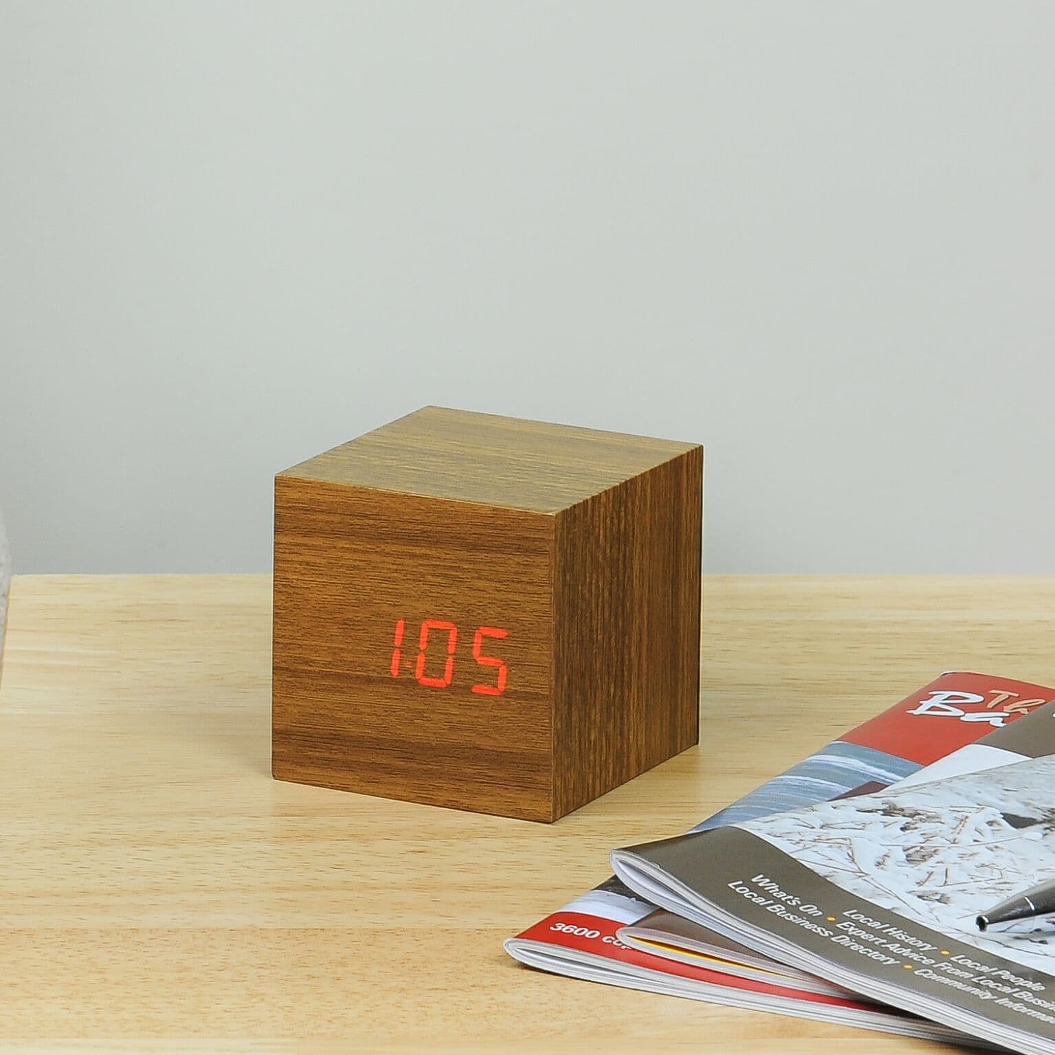 GINGKO Часовник с термометър “CUBE“ – тиково дърво с червени цифри