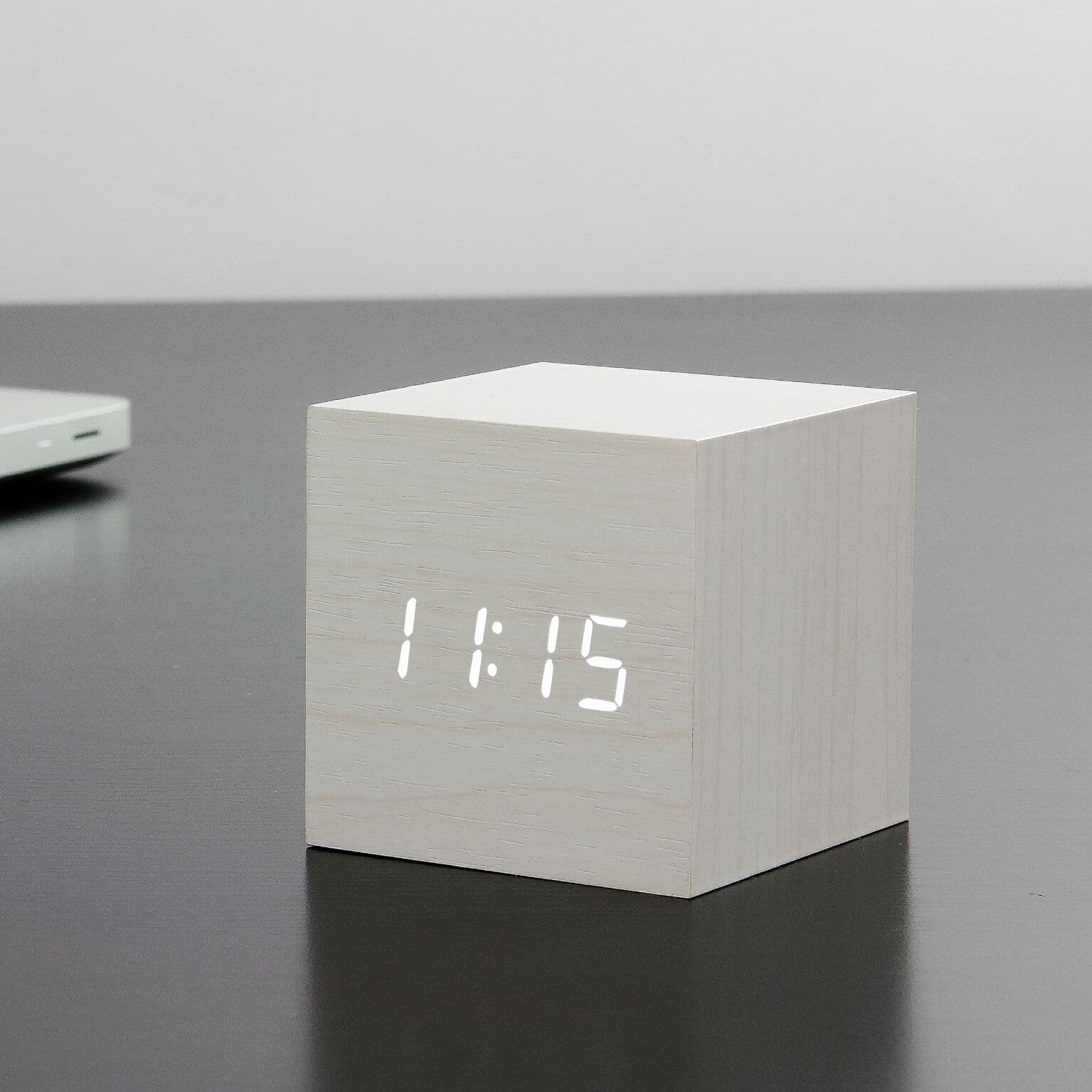 GINGKO Часовник/термометър “CUBE“ – бяло дърво с бели цифри