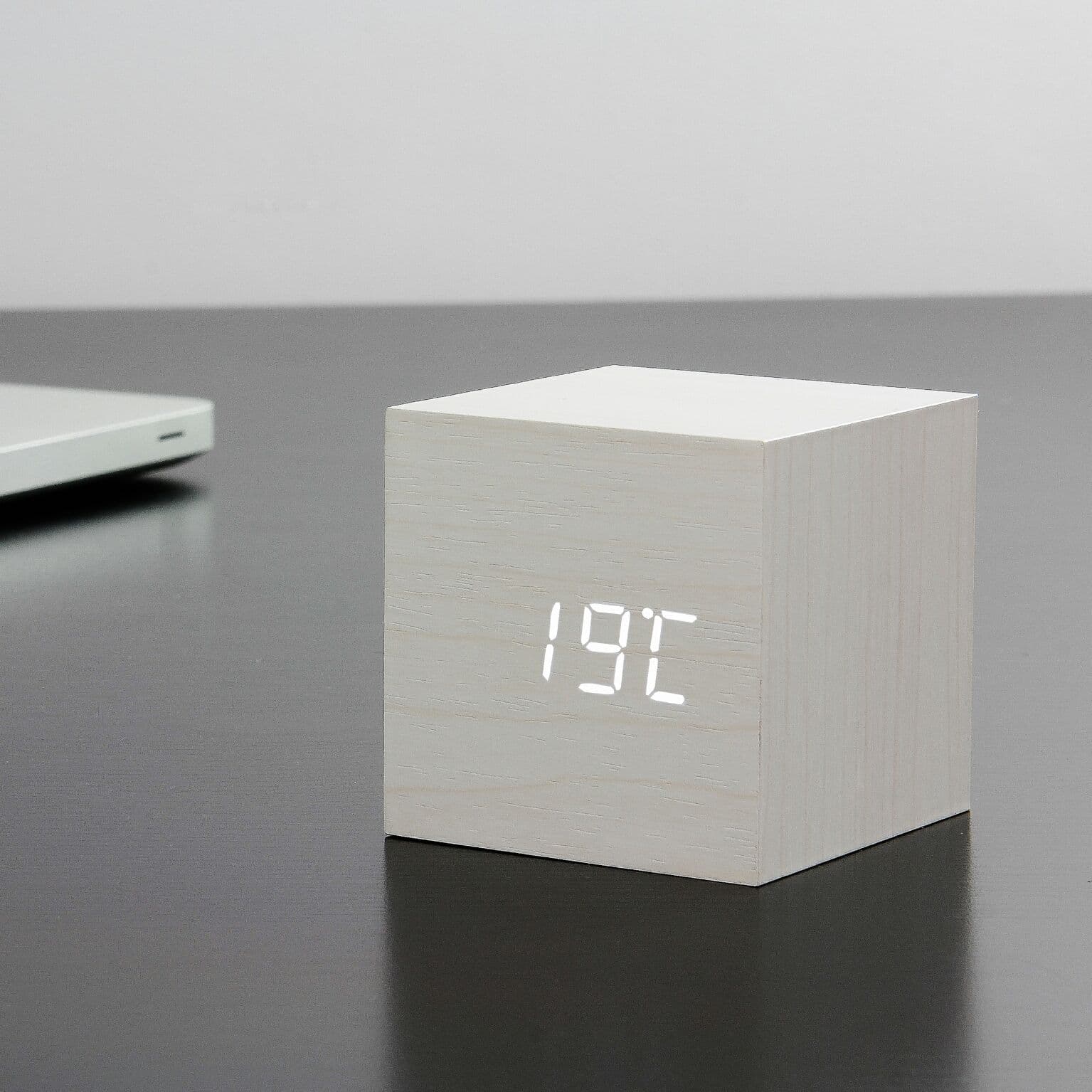 GINGKO Часовник/термометър “CUBE“ – бяло дърво с бели цифри