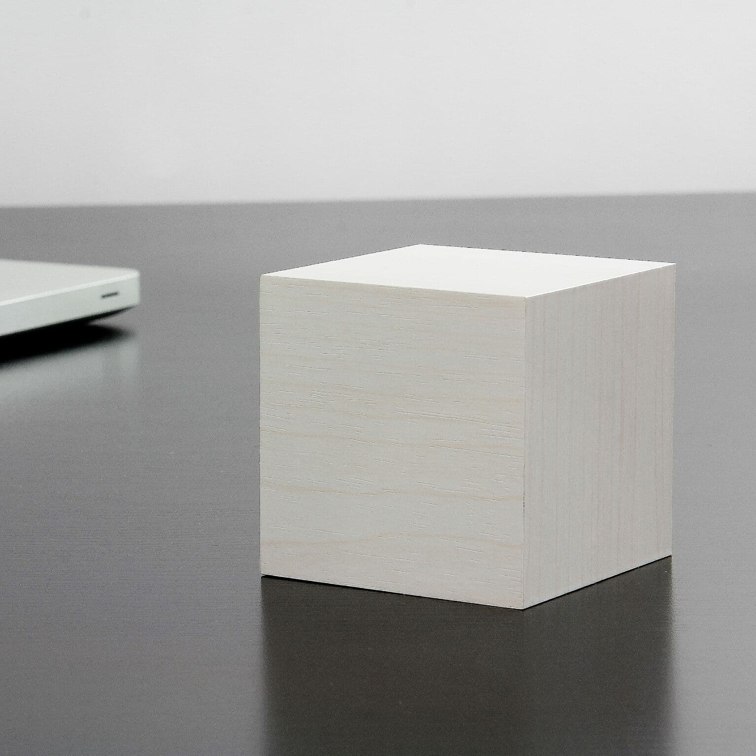 GINGKO Часовник/термометър “CUBE“ – бяло дърво с бели цифри