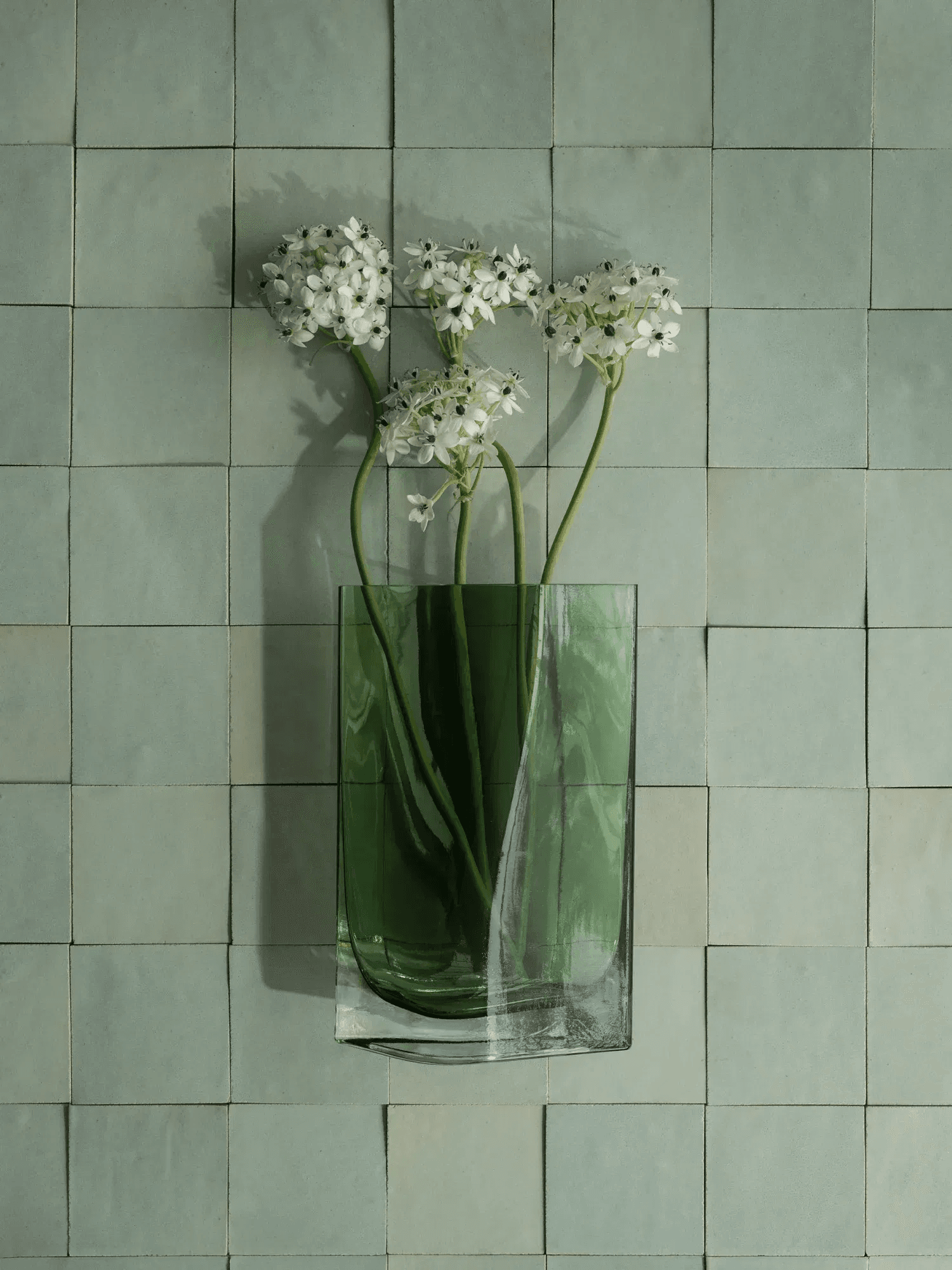 BLOMUS Стъклена ваза DUASIS, размер M - цвят зелен (Agave Green) - снимка 2
