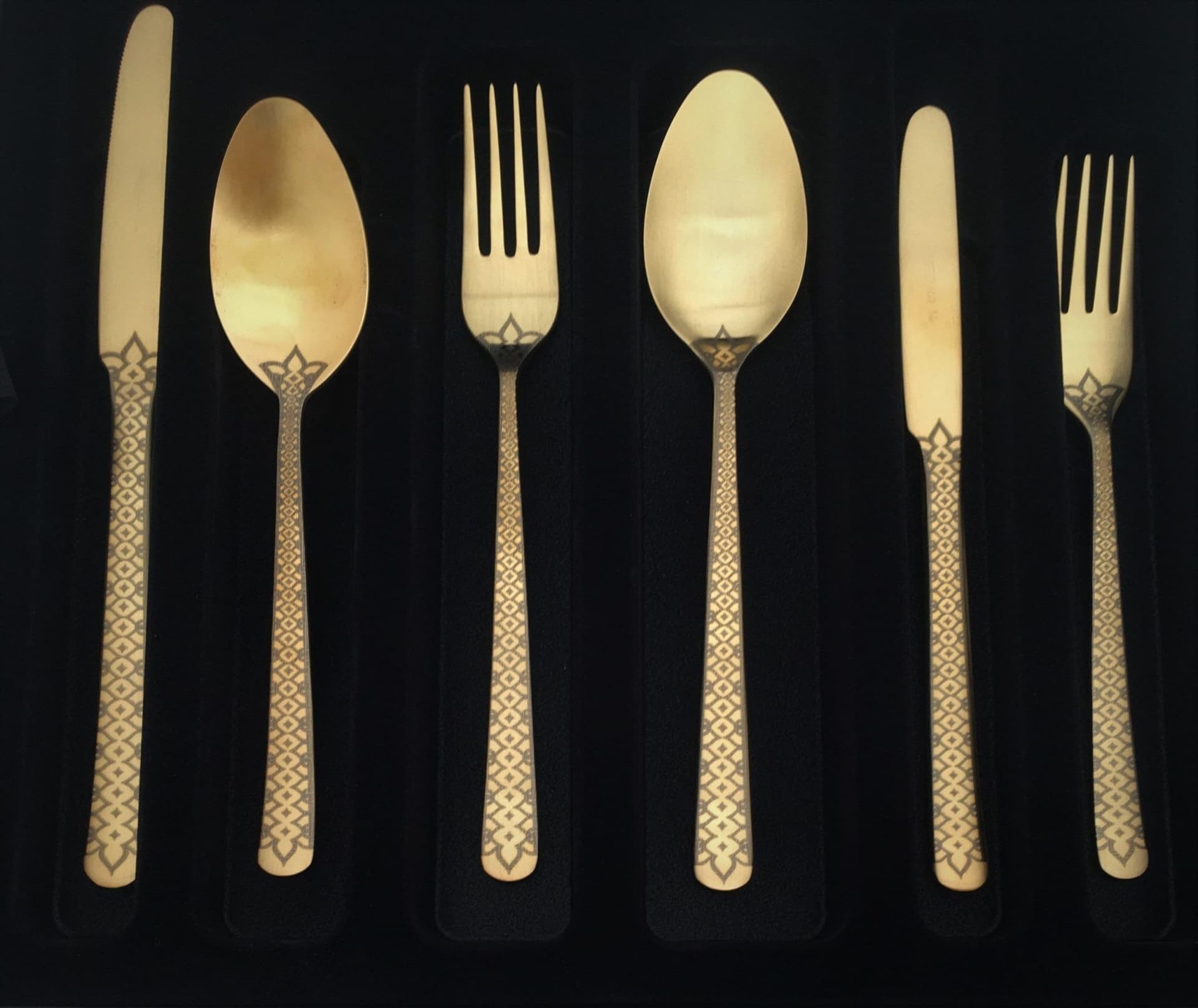 HERDMAR Комплект прибори за хранене “OSLO № 17″ – 36 части – позлатени мат, гравирани