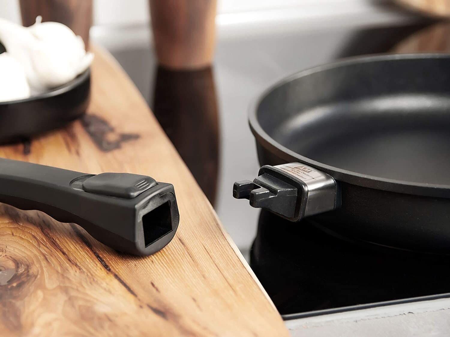 AMT Gastroguss Тиган плитък Ø 28 см, височина 5 см, с мобилна дръжка