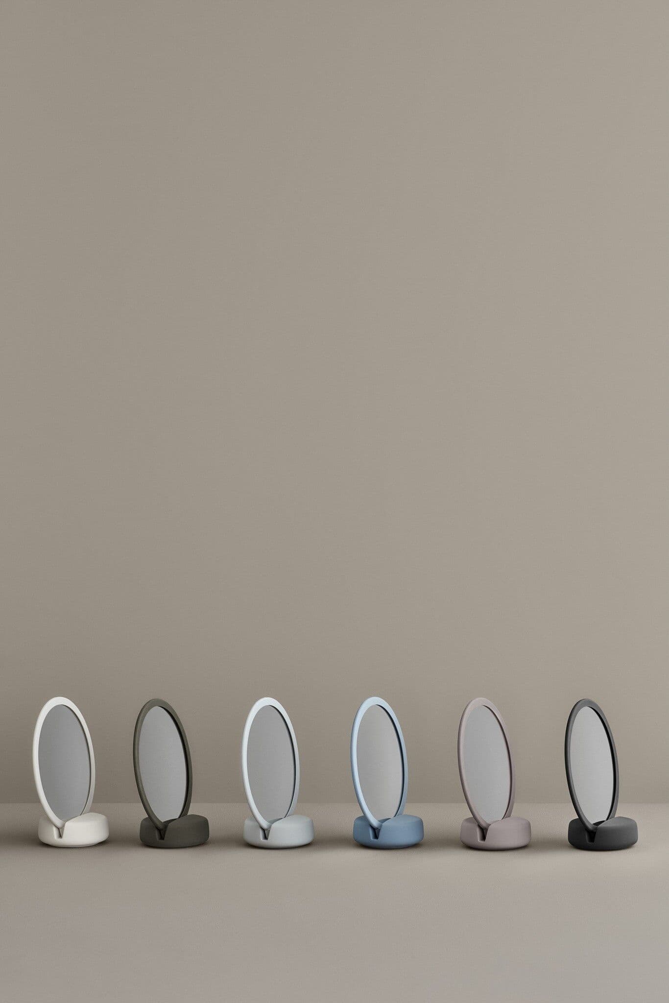 BLOMUS Козметично огледало SONO – цвят сиво-кафяв (Tarmac)