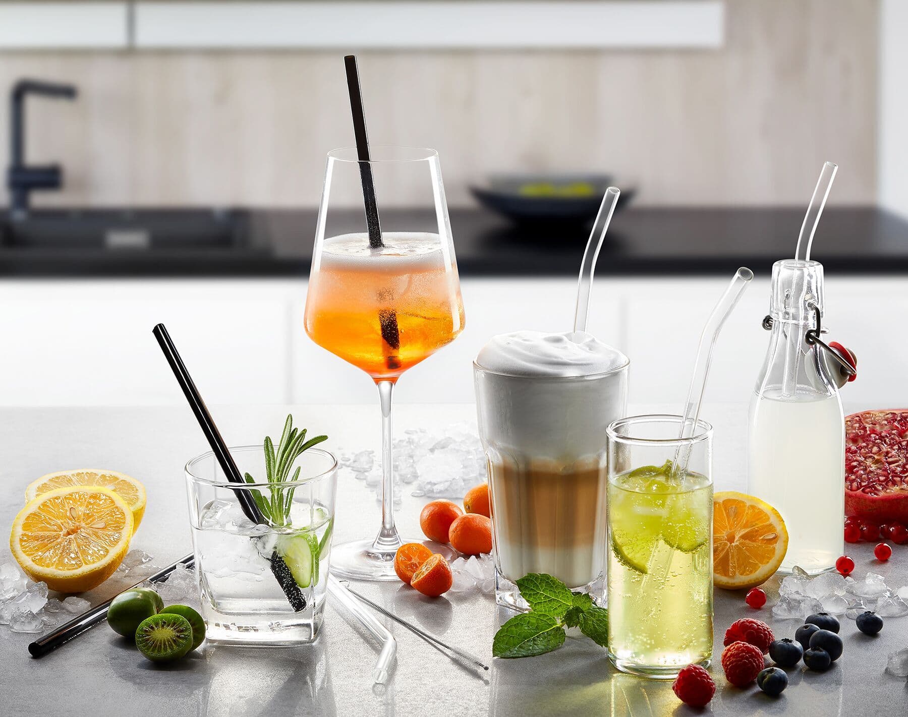 GEFU Комплект от 4 броя черни стъклени сламки + четка FUTURE, 18 cm