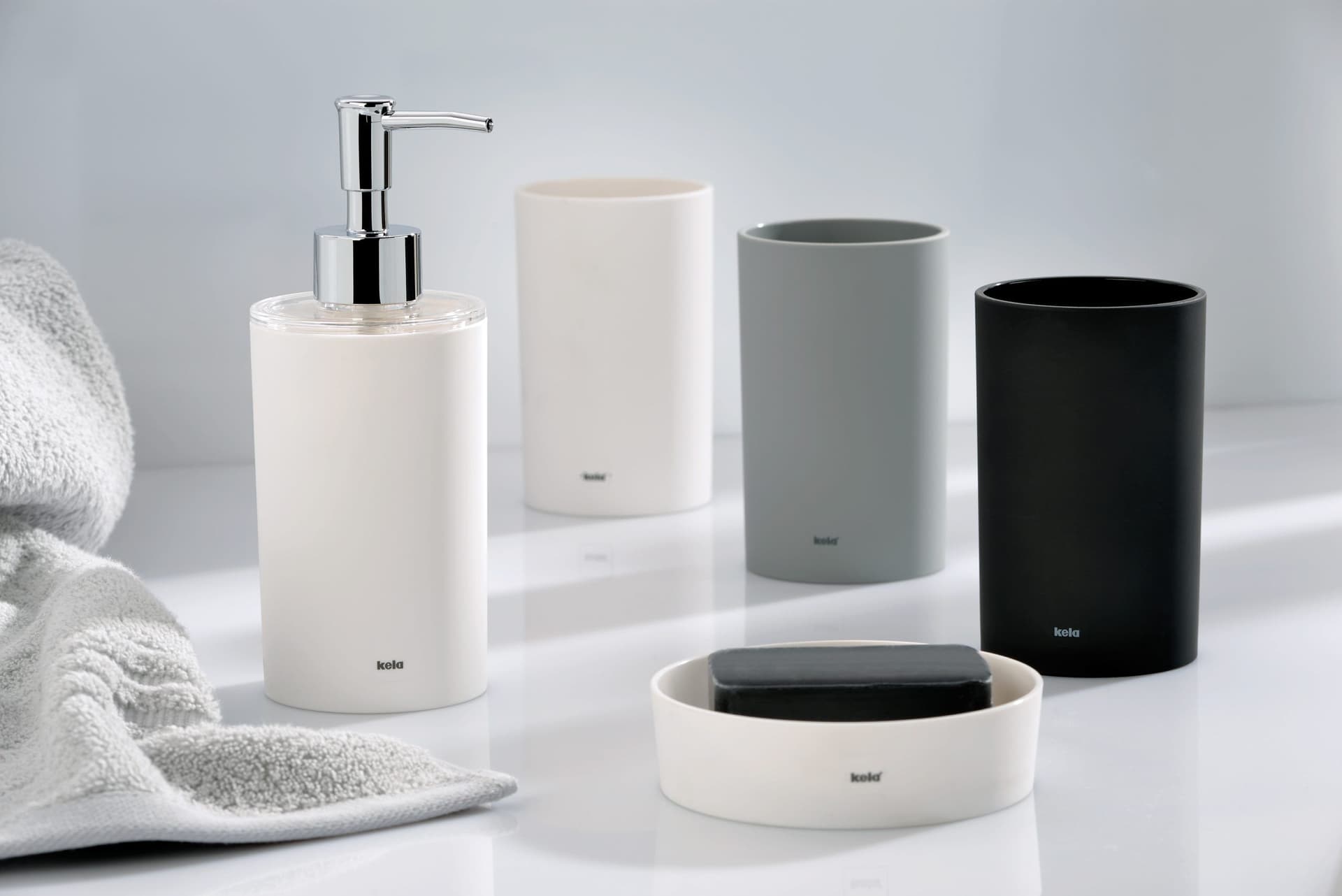 KELA Диспенсър за течен сапун “Lis“ – бял – 350 мл.