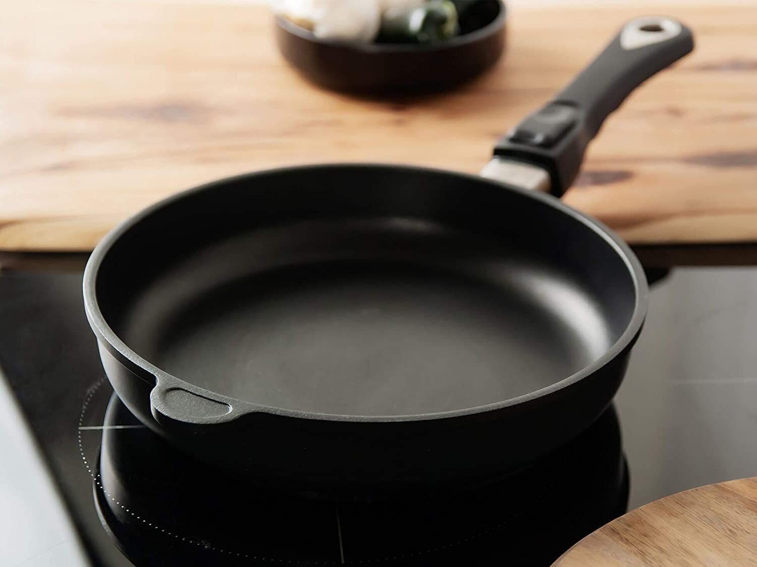 AMT Gastroguss Тиган плитък Ø 28 см, височина 4 см, с мобилна дръжка