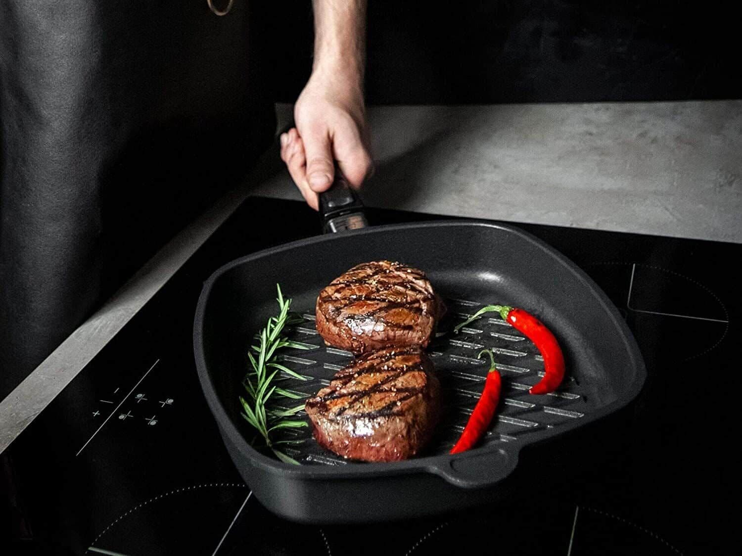 AMT Gastroguss Тиган барбекю – 28 х 28 см, височина 5 см, с мобилна дръжка