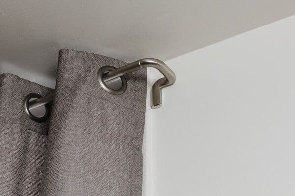 UMBRA Телескопичен корниз за пердета и завеси – TWILIGHT