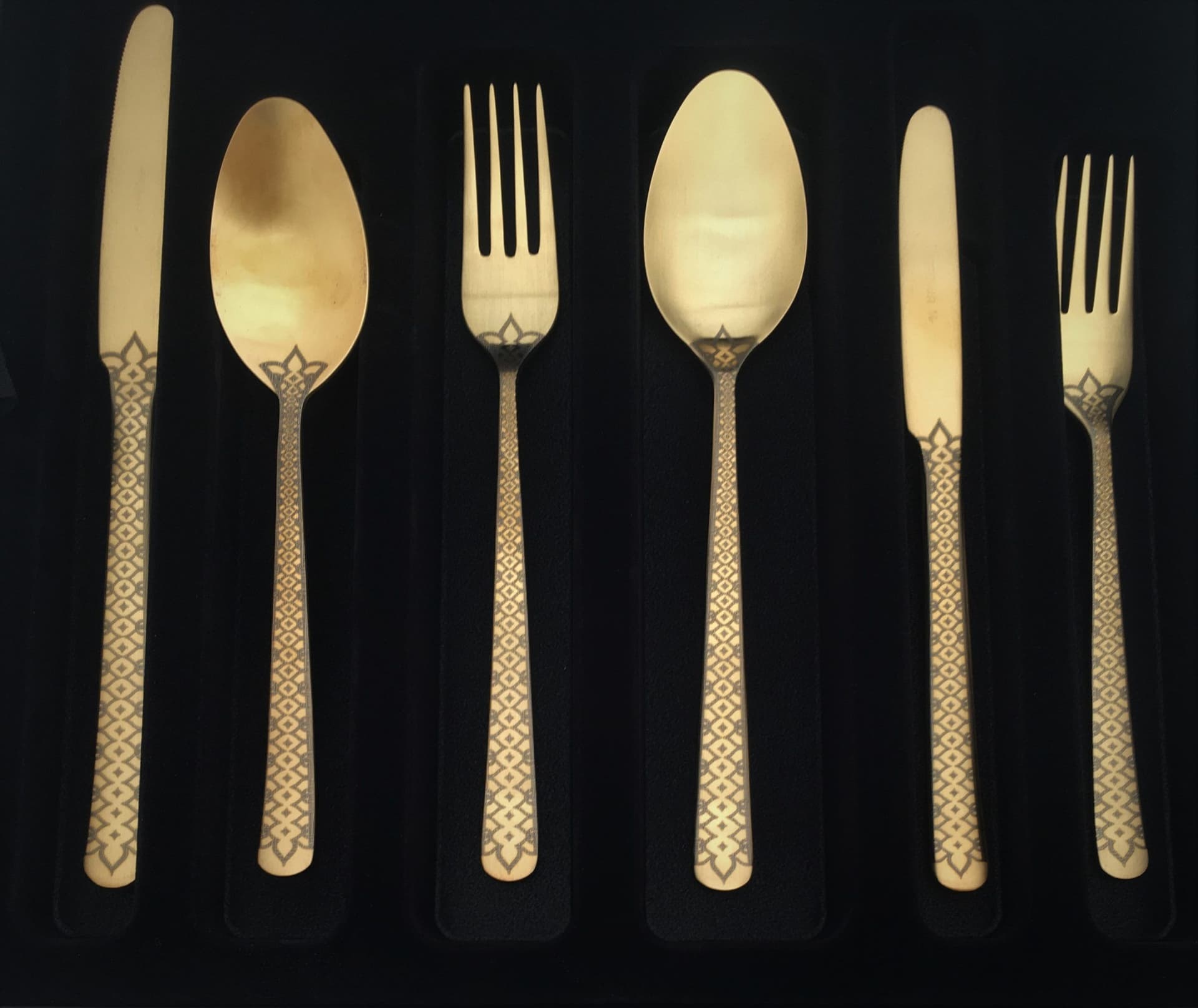 HERDMAR Комплект прибори за хранене “OSLO № 17″ – 36 части – позлатени мат, гравирани