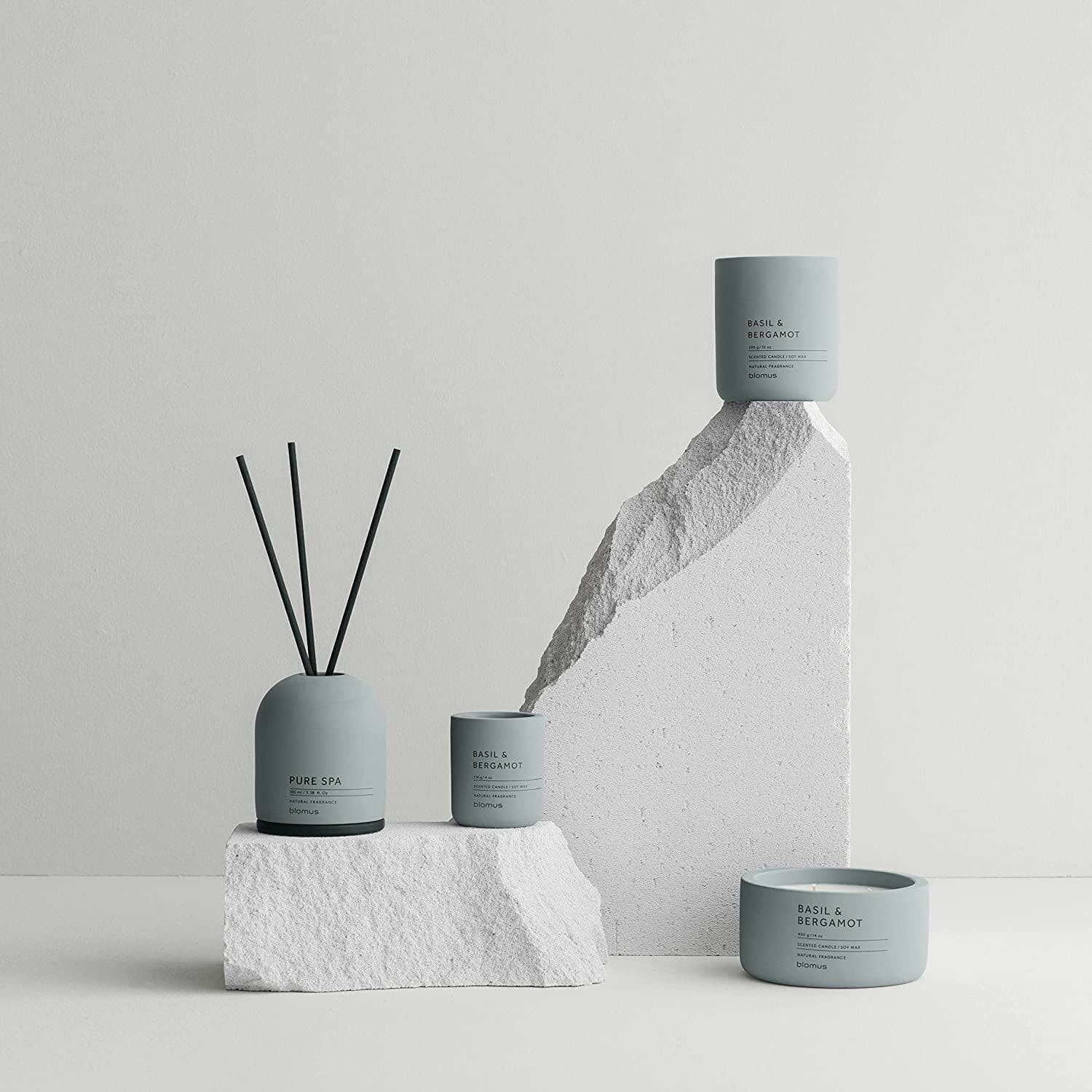 BLOMUS Ароматна свещ FRAGA размер L – аромат Basil & Bergamot – цвят Pine Gray