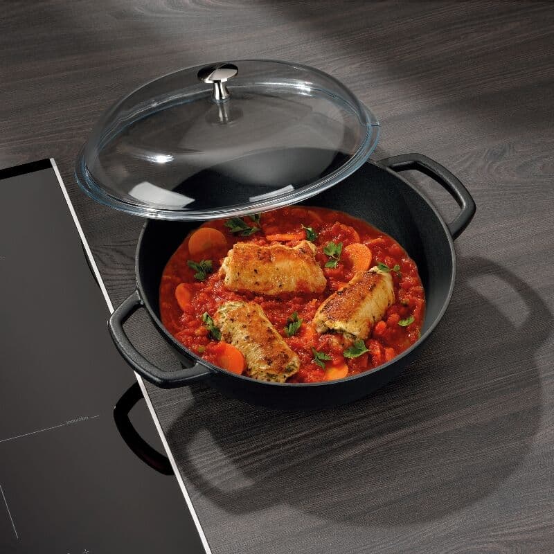 KELA Чугунена плитка тенджера със стъклен капак “Calido“ – Ø 28 см. – черна