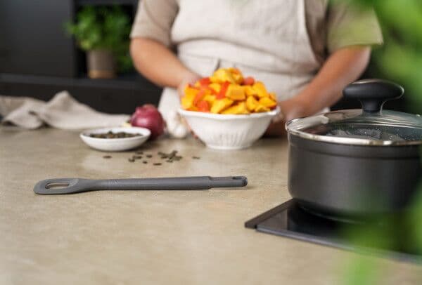 ZYLISS Квадратна лъжица с отвор – сива