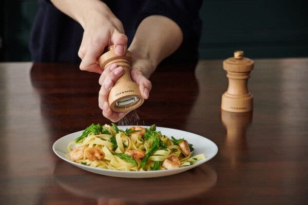 COLE & MASON Мелничка за пипер “HOXTON“ – 10,4 см. – цвят натурален