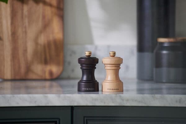 COLE & MASON Мелничка за пипер “HOXTON“ – 10,4 см. – цвят тъмен шоколад