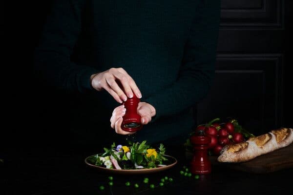 COLE & MASON Мелничка за сол “HOXTON“ – 10,4 см. – цвят червен гланц