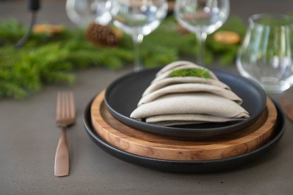 MAKU Подложна/Основна чиния Robuste 2 бр. Ø 26 см. – черен мат с повърхност стил чугун