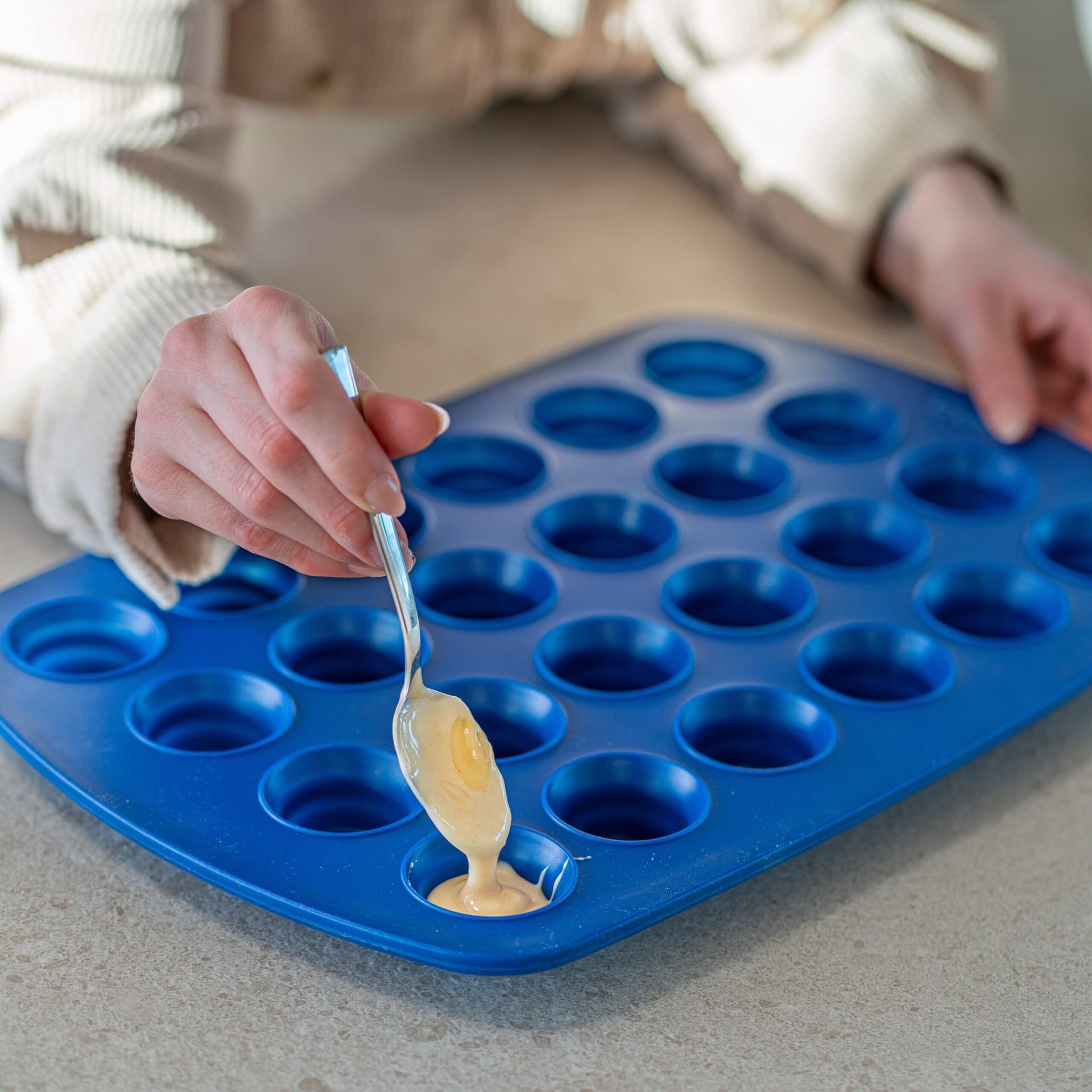 COOX Форма за 24бр. мини мъфини или бонбони – синя