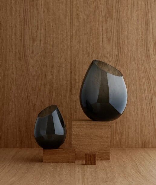 BLOMUS Стъклена ваза DROP, Ø19 см – цвят опушено сиво (Smoke)