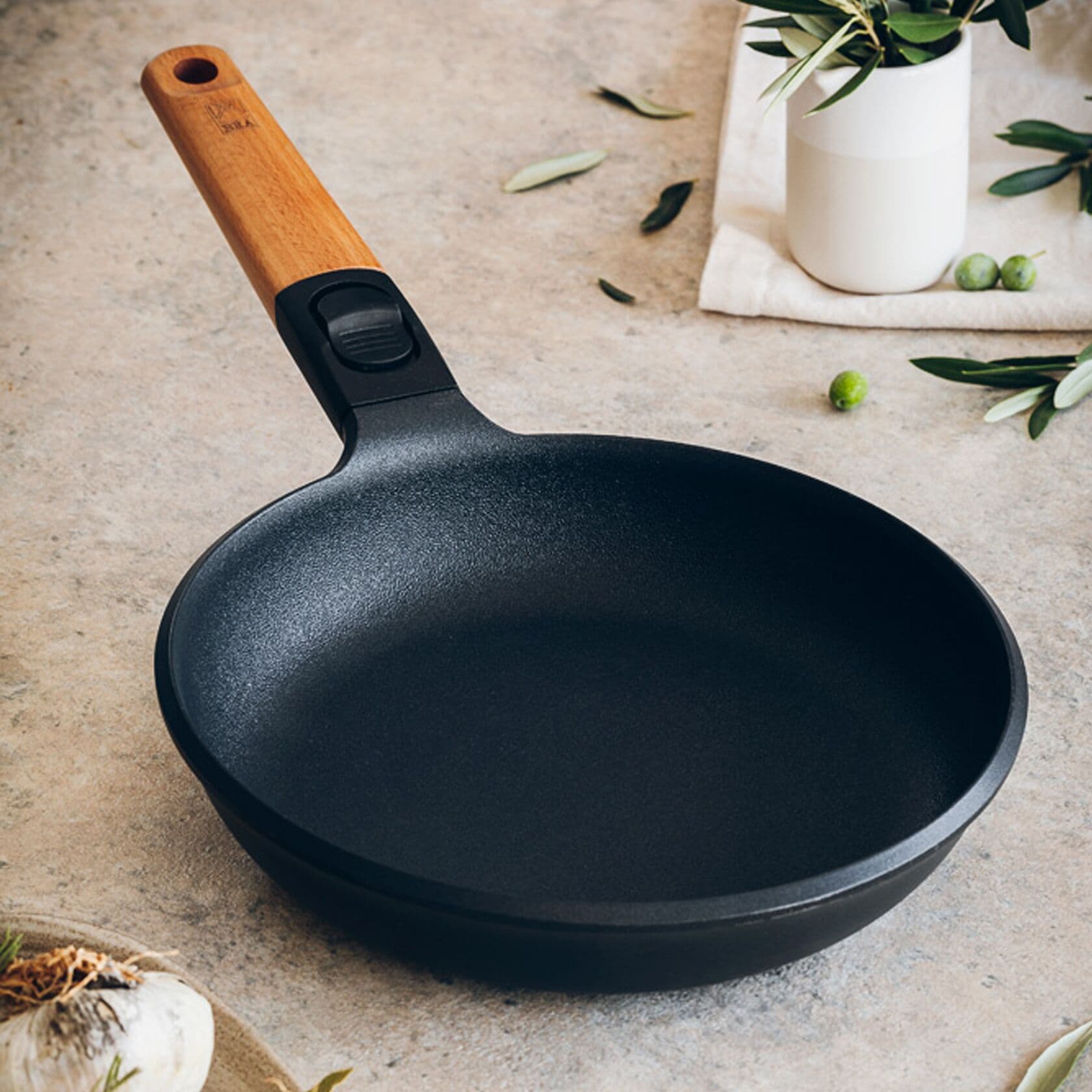 BRA Тиган “MARKET“ – Ø 18 см. с мобилна дръжка