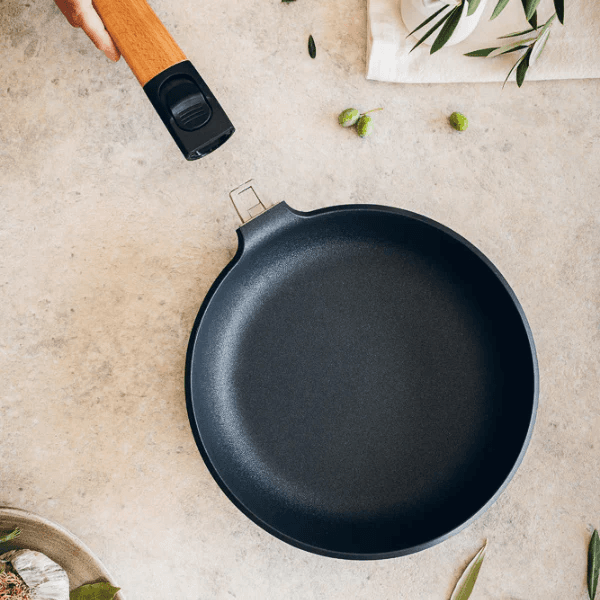 BRA Тиган “MARKET“ – Ø 20 см. с мобилна дръжка