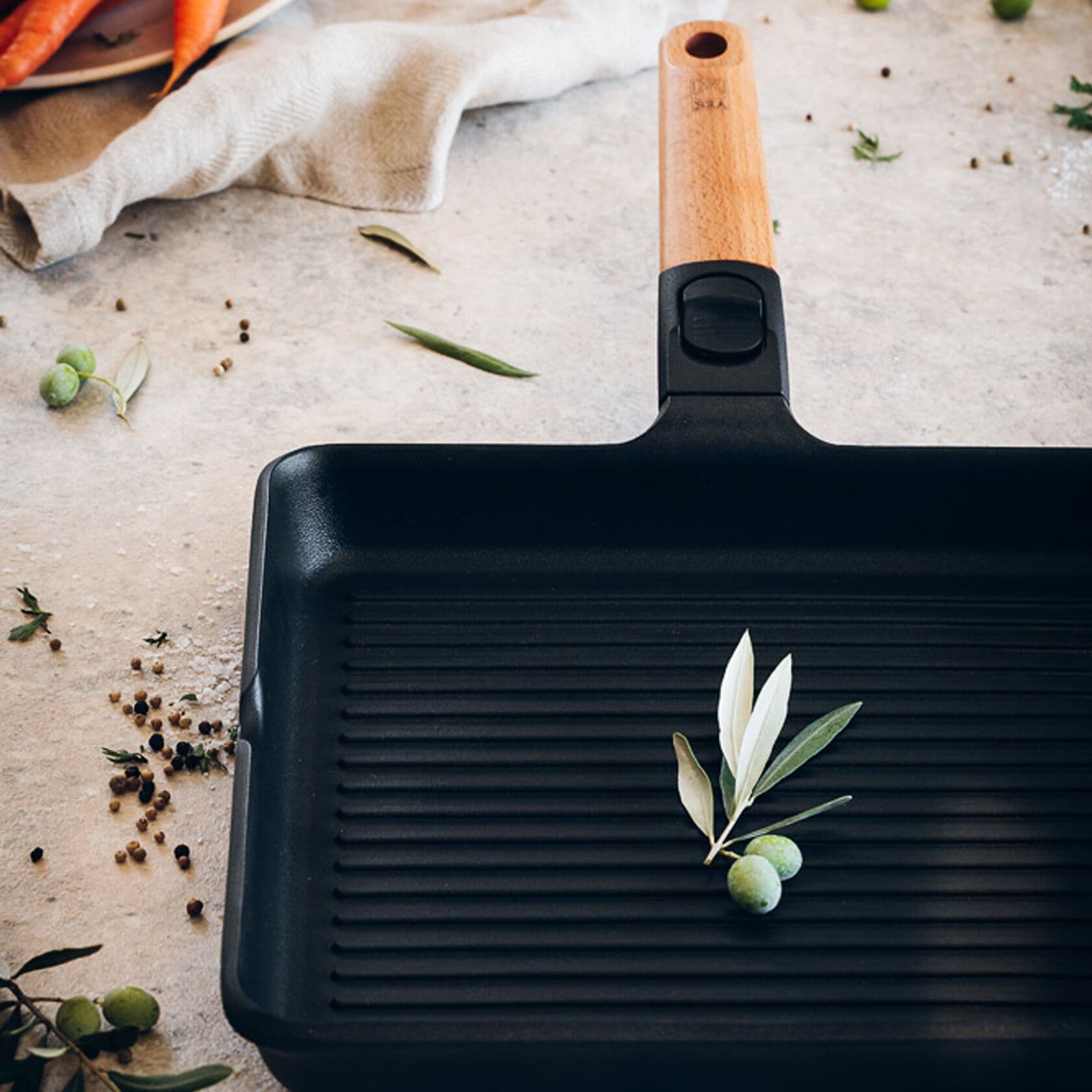 BRA Квадратен грил тиган “MARKET“ – 28 х 28 см. с мобилна дръжка