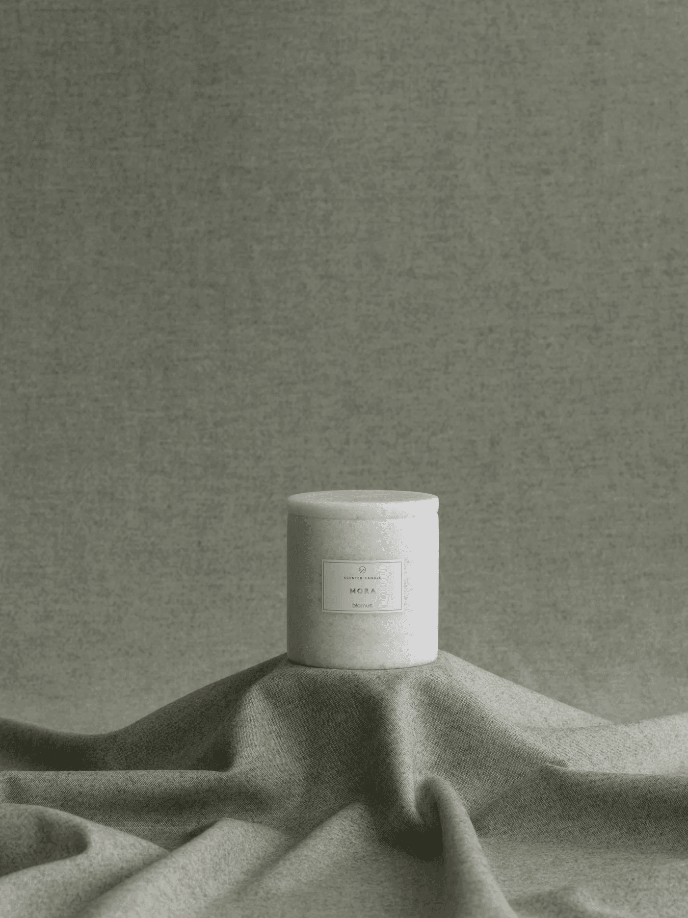 BLOMUS Ароматна свещ FRABLI размер L – цвят Moonbeam – аромат Mora