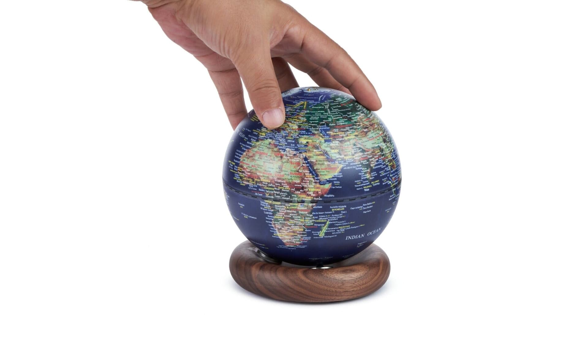 GINGKO Смарт лампа глобус “Atlas Globe“ –  тъмносиня/орех