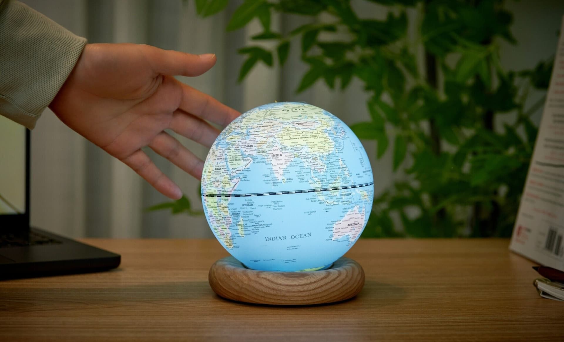 GINGKO Смарт лампа глобус “Atlas Globe“ –  светлосиня/бял ясен