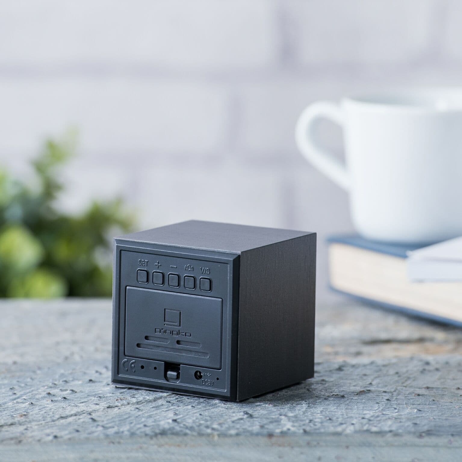 GINGKO Часовник с термометър “CUBE“ – черно дърво със сини цифри