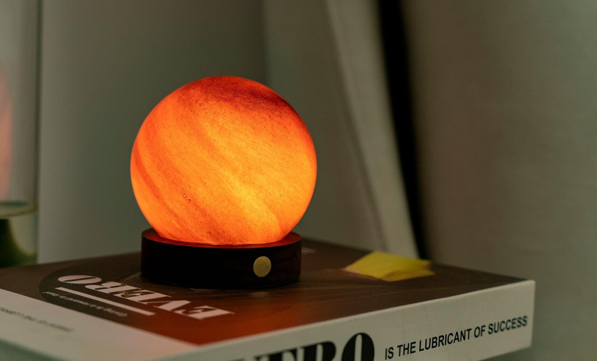 GINGKO Смарт лампа “AstraGlass“ пясъчна буря – размер M