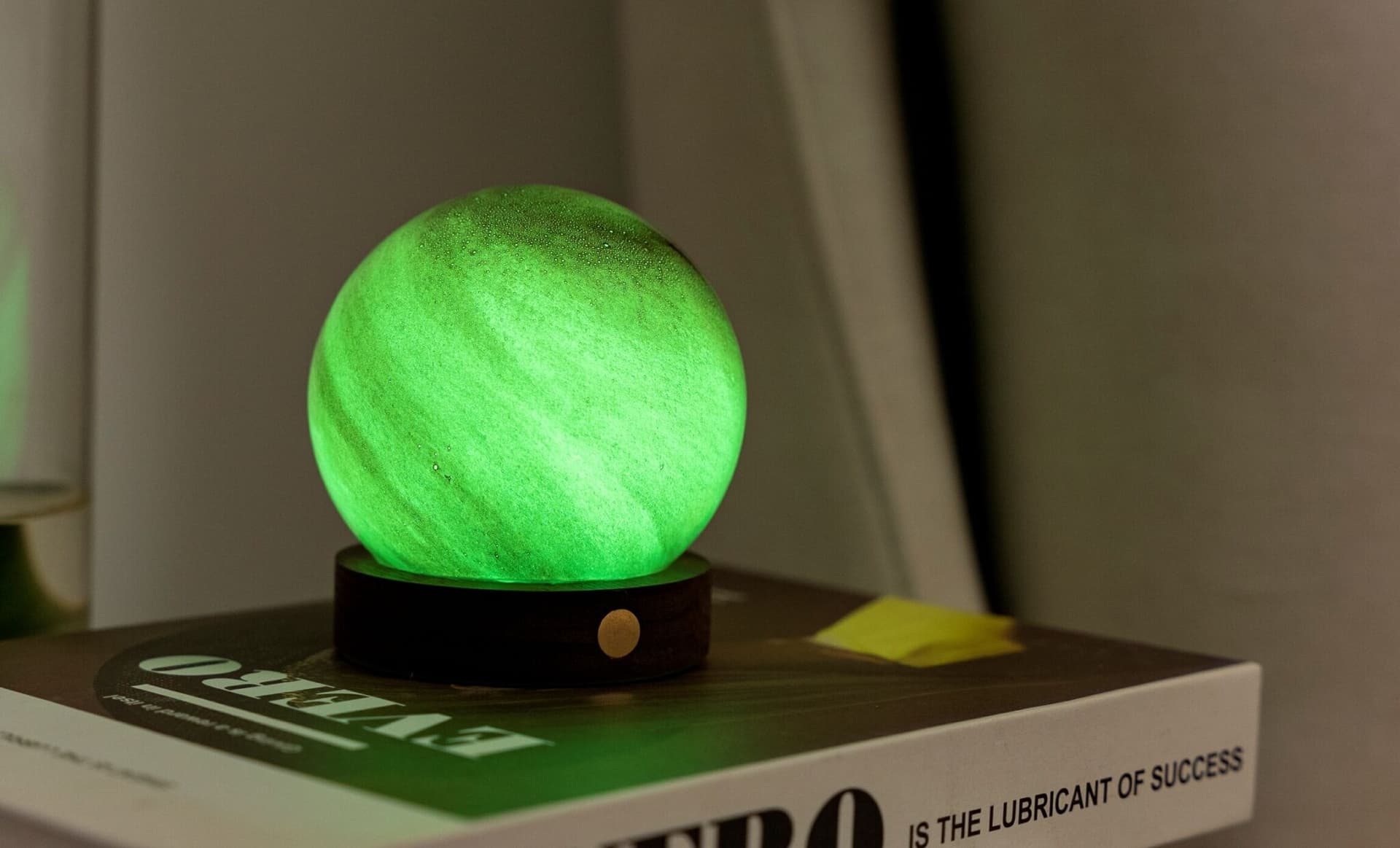 GINGKO Смарт лампа “AstraGlass“ пясъчна буря – размер M