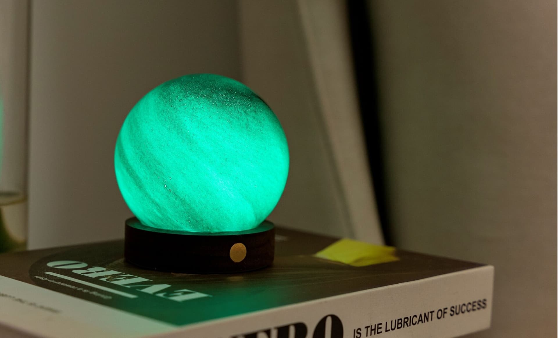 GINGKO Смарт лампа “AstraGlass“ пясъчна буря – размер M