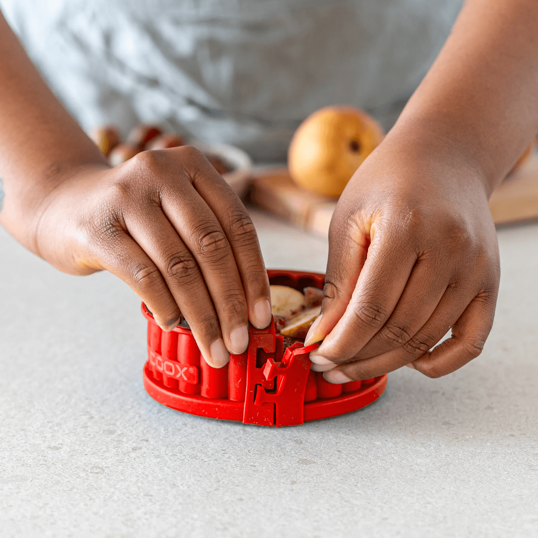 COOX Кръгла форма за тарт,киш или пай с порцеланова основа – Ø 12 см. – червена