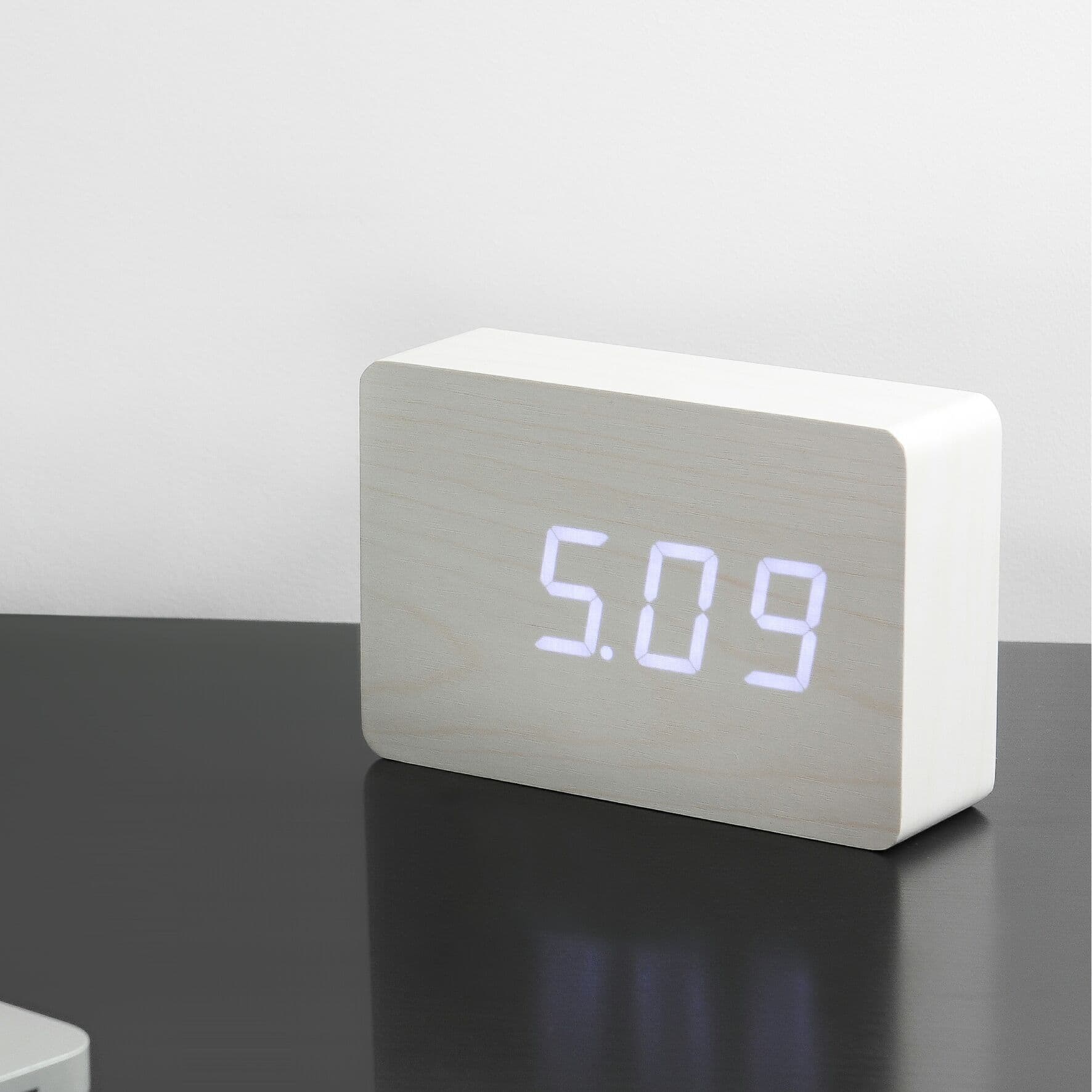 GINGKO Часовник/термометър “BRICK“ – бяло дърво с бели цифри