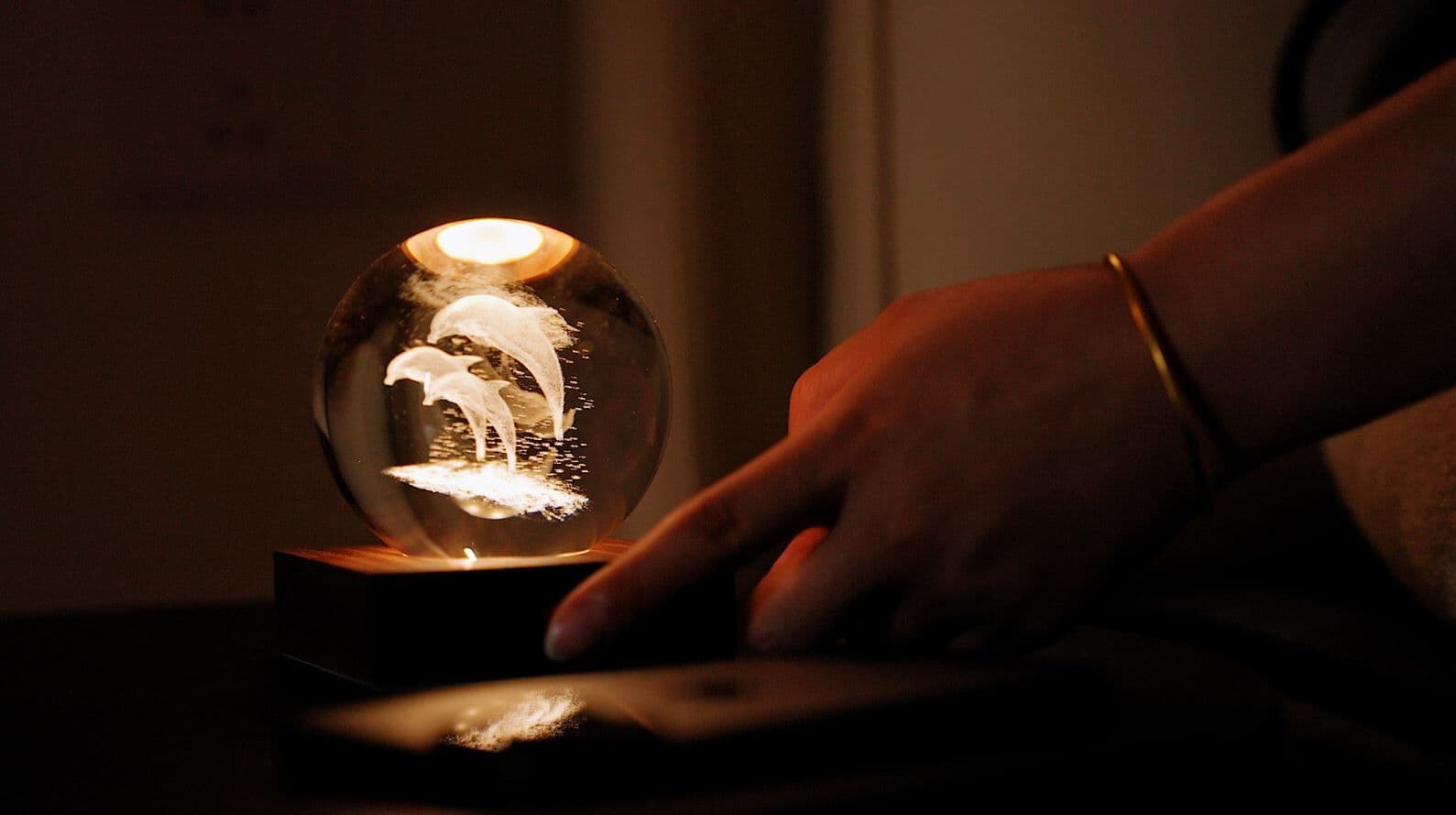 GINGKO 3D Смарт лампа “Amber Crystal“ – Делфини