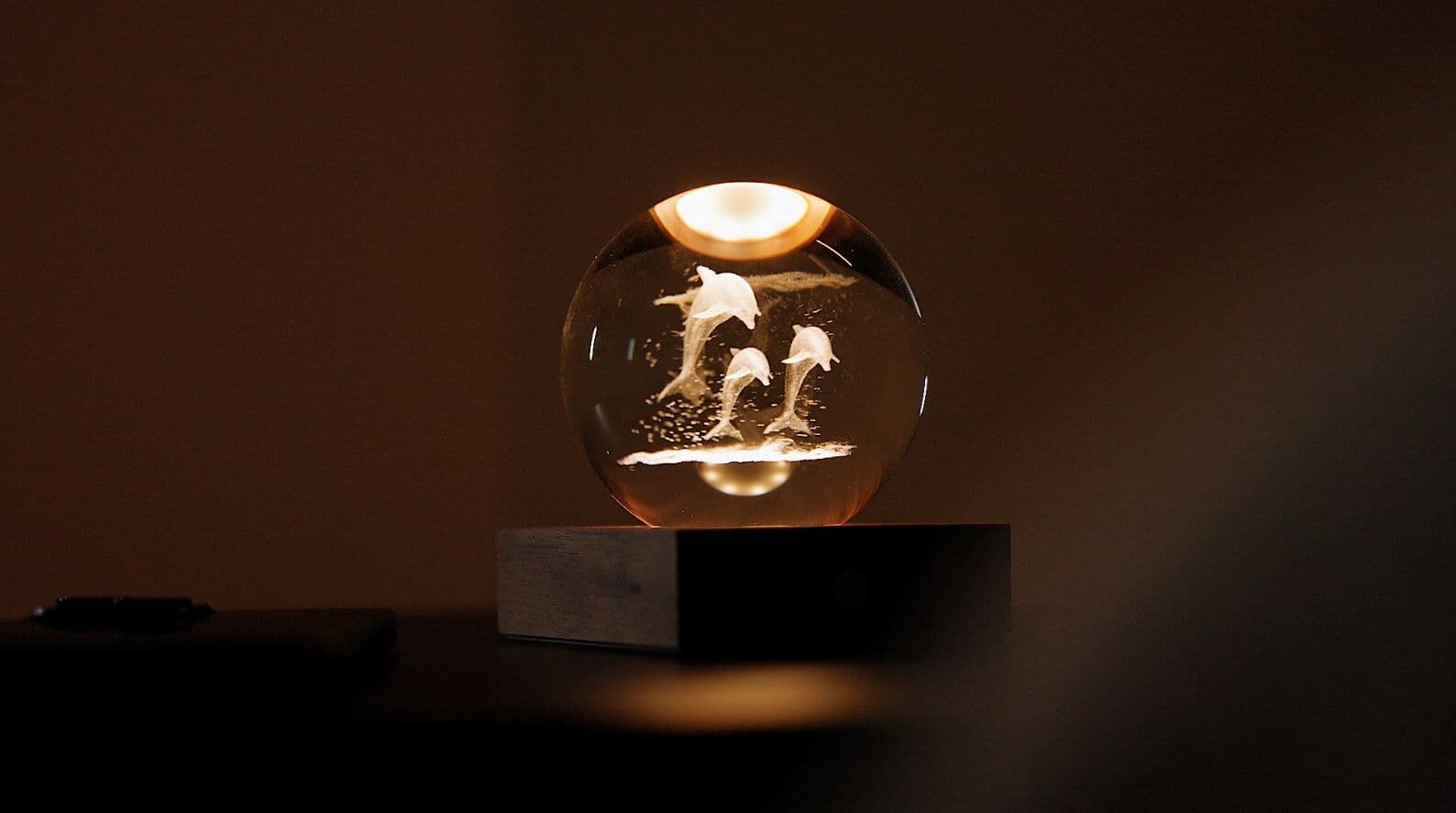 GINGKO 3D Смарт лампа “Amber Crystal“ – Делфини